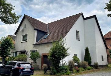 Handwerker aufgepasst! Sanierungsbedürftiges Wohnhaus mit 7 Zimmern, 2 Bädern und Garage