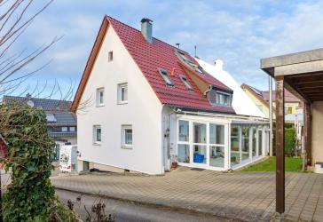 Doppelhaushälfte in ruhiger Lage mit Wintergarten und Carport