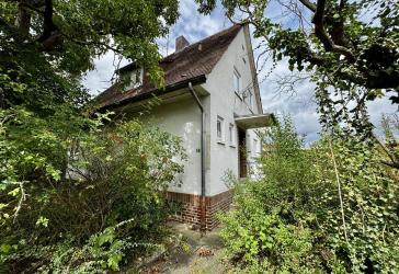Einfamilienhaus mit ehem. Praxis auf einem 1.304 m² großen Grundstück in Kassel-Oberzwehren!
