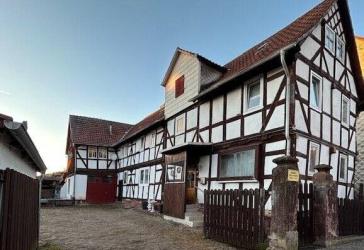Philippsthal, Wohnhaus mit Nebengebäuden