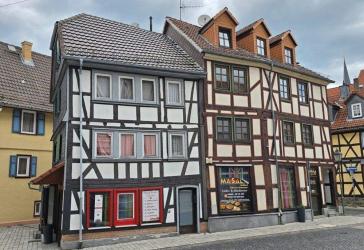 Zwei Fachwerkhäuser mitten in Schotten