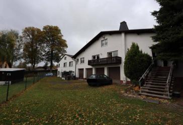Objekt-Nr.: 15024 - PAKET - zwei attraktive Einfamilienhäuser mit Balkon und 4 Garagen auf großem Grundstück in Falkenstein