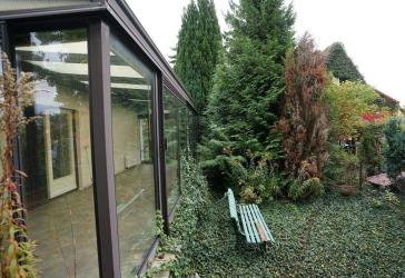 Hauptstadtmakler-Bezugsfreier Bungalow mit Wintergarten auf großem Grundstück
