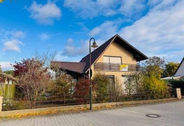 Großes, solides Wohnhaus, verklinkert, in ruhiger Lage von Eggersdorf