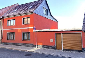 Modern saniertes Einfamilienhaus mit viel Platz, Doppelgarage, Stadtlage und Dachterrassen-Potenzial