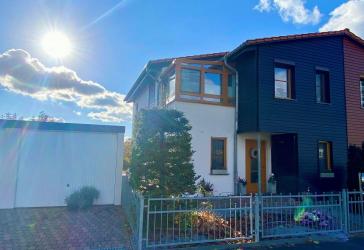 Moderne Doppelhaushälfte mit Wellnessbad, überdachter Terrasse und Doppelgarage