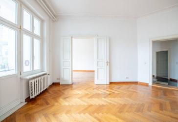 Bezugsfreier Altbauklassiker nahe Volkspark: Großzügige Wohnung I 2 Balkone I hochwertige Details