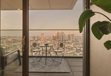 Spektakuläre 2-Zimmer-Wohnung im 31. Stock mit Skyline-Blick und top Ausstattung