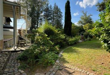 Gepflegtes 2-3 Familienhaus mit Garten + Garage, sofort verfügbar