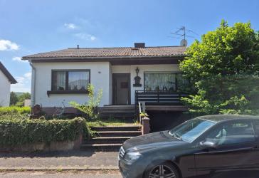 Freistehendes Einfamilienhaus in guter Lage mit Garten und Garage