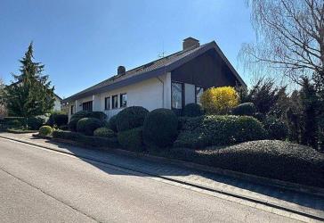 Freistehendes 1-FH mit Einliegerwohnung, Garten + 2 Garagen