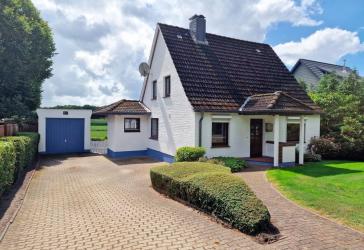 Blick ins Grüne - Einfamilienhaus mit Garage und schönem Grundstück in guter Lage