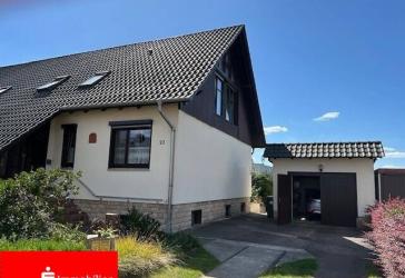 Familienfreundliches Haus mit gepflegtem Garten und großem Potenzial