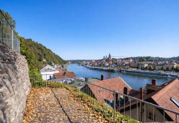 5-Zi.-Altbau-Wohnung mit Gartenanteil und Blick auf Donau und Altstadt