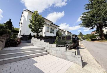 Von der Weitsicht ins Blütenmeer zur Geborgenheit vorm Kaminfeuer! Einfamilienhaus in Top-Lage!
