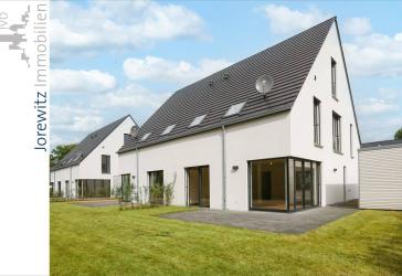 Bi-Senne: Moderne Neubau-Doppelhaushälfte (KfW-Effizienzhaus 55) mit Carport, Terrasse und Garten