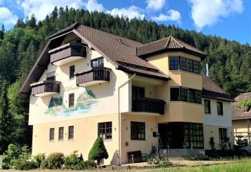 Exklusive Villa mit Einliegerwohnung und großem Grundstück in Bad Wildbad