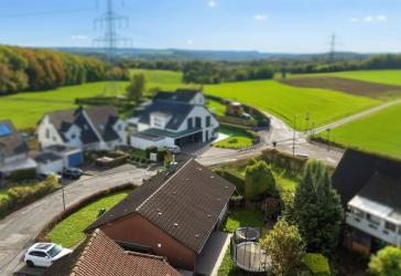 Einfamilienhaus mit Einliegerwohnung in ruhiger, grüner Lage und nahegelegenen Spazierwegen