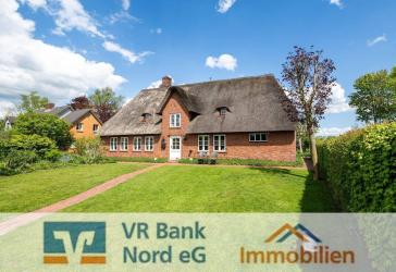 Reetgedecktes Friesenhaus mit Carport und optionalem Freizeitgrundstück in Ortsrandlage