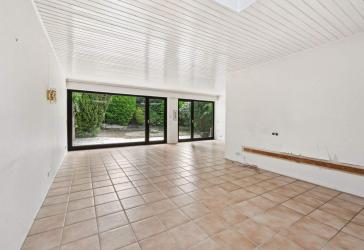 Moderne Wohlfühloase mit viel Licht & Privatsphäre: Stilvoller Bungalow mit Gartenparadies
