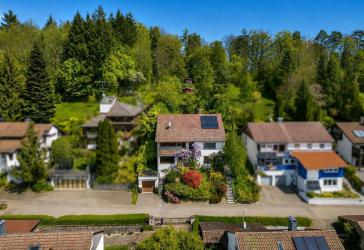 Wohnen am Waldrand: Bezugsfreies 1-2-Familienhaus in ruhiger Lage mit Fernblick bis zum Bodensee