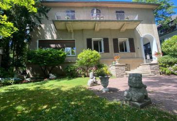 Kleine Büro/Praxisfläche in klassischer Villa mit zwei Räumen und Bad