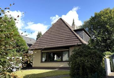 Klassisches Walmdach-Einfamilienhaus mit sonnigem Grundstück in Lurup