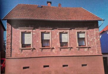 Freistehendes Einfamilienhaus mit Garten und Garage