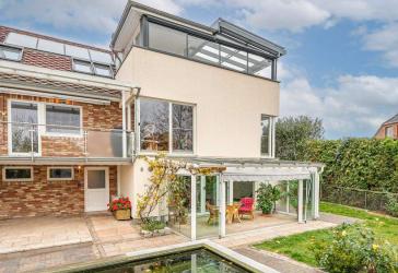 Zweifamilienhaus mit zwei Gewerbehallen