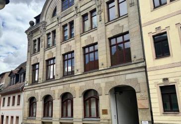 Vielseitig nutzbare Gewerbeeinheit in einem repräsentativen Geschäftshaus in Oschatz zu vermieten