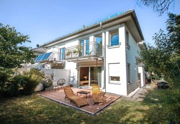 Exklusives Einfamilienhaus - Doppelhaushälfte mit Garten in München - Moosach