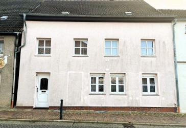geräumiges Stadthaus mit Zufahrt und 3 Garagen im Zentrum von Penzlin