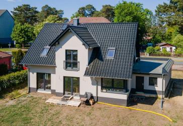 Mit Erdwärme, Fußbodenheizung, Einbauküche, Garage, Kamin u.v.m.: Neubau-Einfamilienhaus Bad Saarow