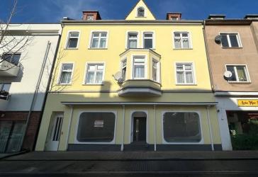 Maximale Sichtbarkeit: Ladenlokal mit großen Schaufenstern und frischer Sanierung