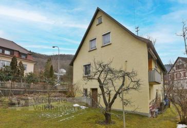 Freistehendes Einfamilienhaus mit Garage und gepflegter Gartenfläche