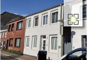 Glückstadt: Sehr gepflegtes, vermietetes Zweifamilienhaus in historischer Innenstadt