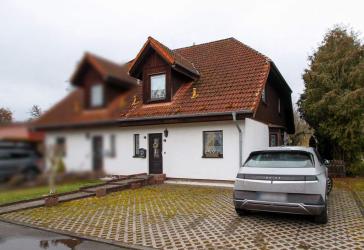 Wohnkomfort auf zwei Ebenen: Vermietete Doppelhaushälfte in Stadtlengsfeld zu verkaufen