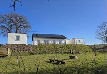 Modernes Wohnen auf einer Ebene - Neuwertiger Bungalow mit Photovoltaik, zwei Garagen - Ortsrandlage