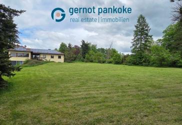 Baugrundstück mit Bungalow ( stark sanierungsbedürftig) in schöner Lage mit riesigem Garten