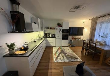 Kernsaniert: 4-Zimmer-Wohnung mit Loggia