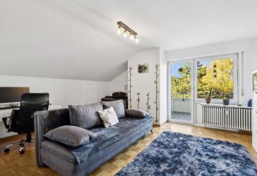 Entspannung pur bieten die 2 Zimmer im Dachgeschoss in zentrumsnaher Lage von Sindelfingen