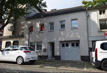 Einfamilienhaus im Stadtzentrum mit integrierter Garage und Lager