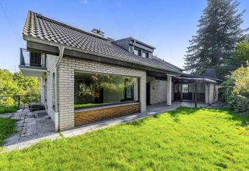Großzügiges Ein-/ Zweifamilienhaus in ländlicher Grünlage