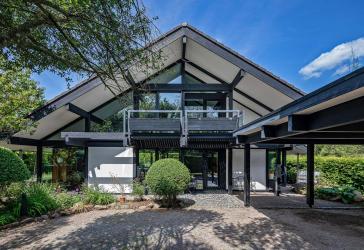Ein besonderes Einfamilienhaus mit viel Licht, Glas und Holz + Teich + Pool + Doppelcarport + Sauna + EBK + Sofortbezug möglich + + +