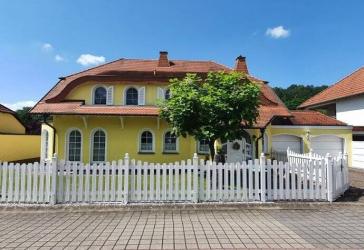Große Villa mit Charme in ruhiger Wohnlage mit ca. 530 m² Wohn- und Nutzfläche