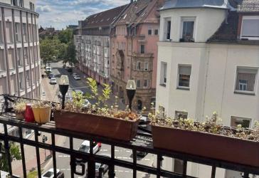 City Wohnung mit 2 Balkonen, toller Aussicht, guter Verkehrsanbindung und Stuckdecken