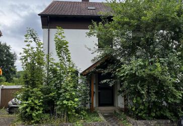 Zweifamilienhaus mit Garten und Garage im begehrten Wohngebiet