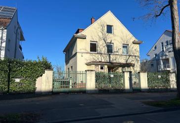 Sanierungsbedürftige Altbauvilla in exponierter Lage - Einzigartig und mit großem Potenzial!