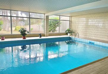 Großzügige 4-Zimmer-EG Wohnung mit Terrasse, Innenpool & Sauna – barrierearm + Dusche & Badewanne
