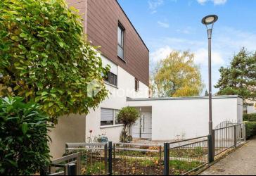 Abendsonne auf der Dachterrasse mit Fernblick: großzügig modernisiertes RMH mit Garten & Garage